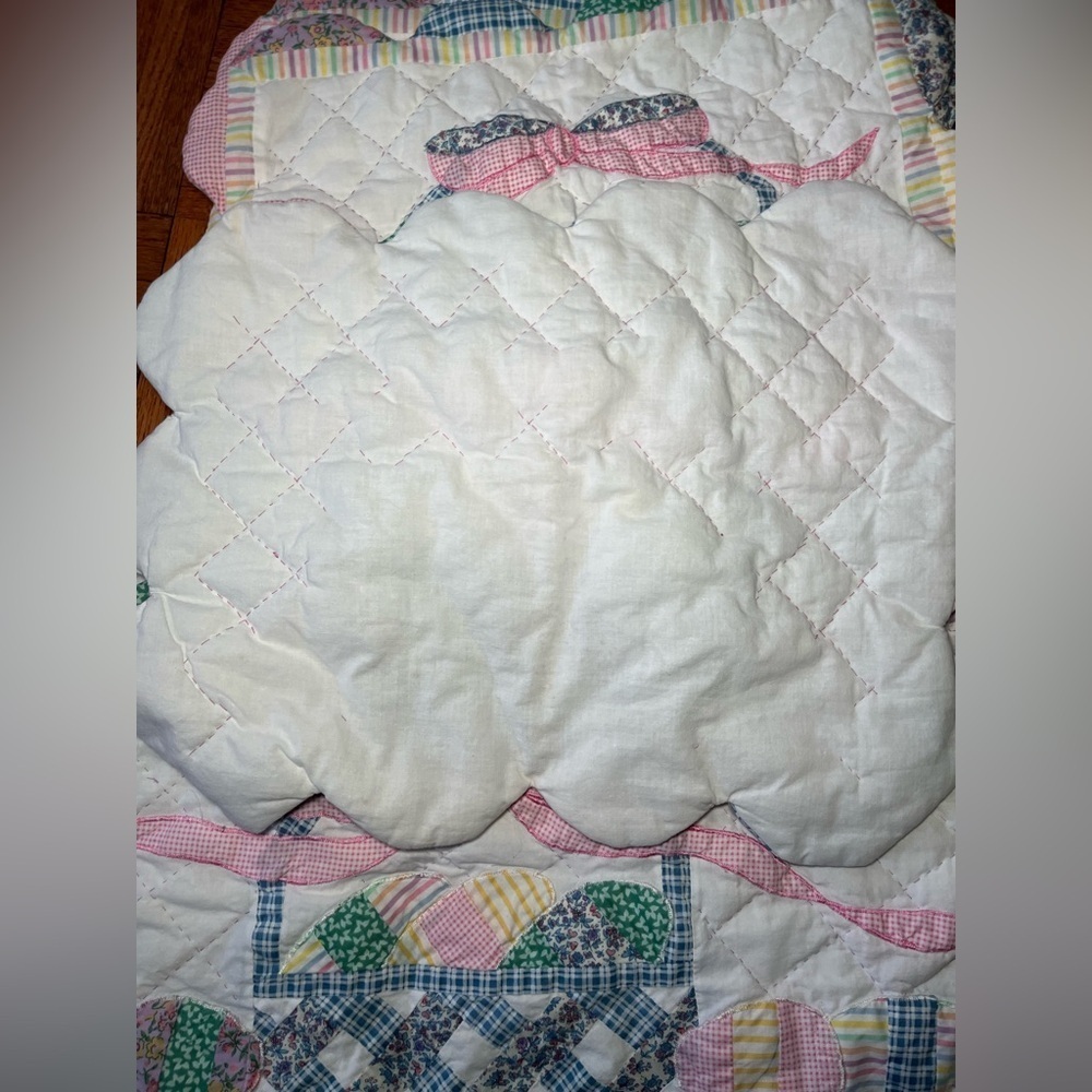 Vintage Easter Basket Scalloped Quilted Cloth Placemats and table Runner - Picture 3 of 15